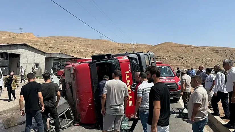 Trafik kazası geçiren itfaiye erleri, yaralı halde yangına müdahale etti