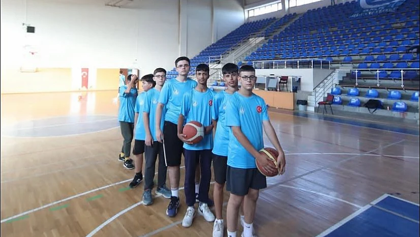 Ülkü Ocakları Ödemiş İlçe Başkanlığı ile Tire İlçe Başkanlığı basketbol maçında karşılaştı