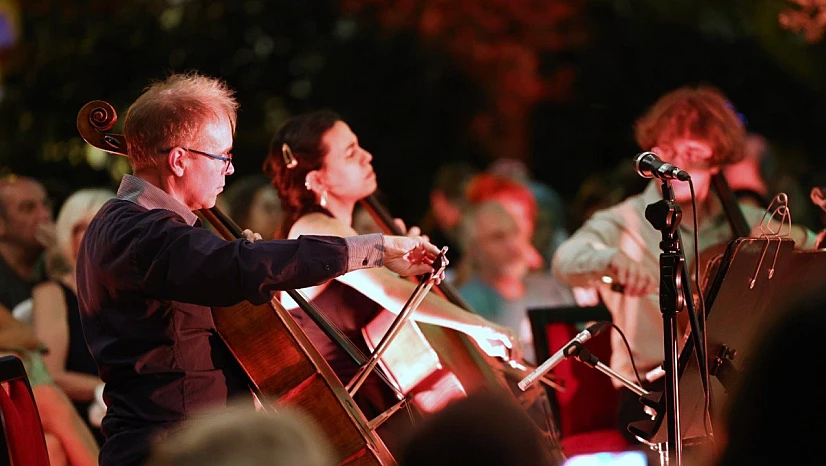 Zeytin ağaçlarının gölgesinde müziğin tınısı: MAV Cello Ensemble İzmir'de
