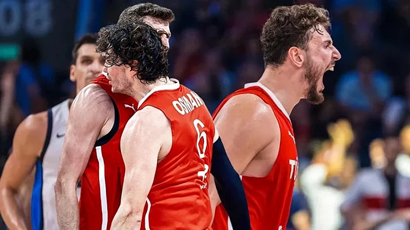 12 Dev Adam 24 Yıl Aradan Sonra EuroBasket Finalinde