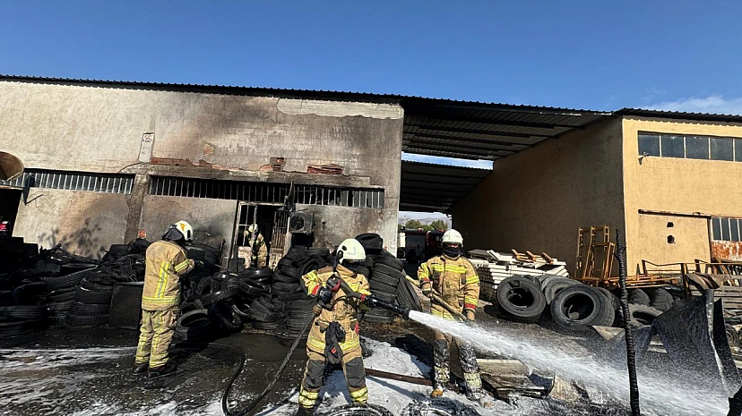 İzmir’de Lastik Deposu Yanmanın Eşiğinden Döndü!