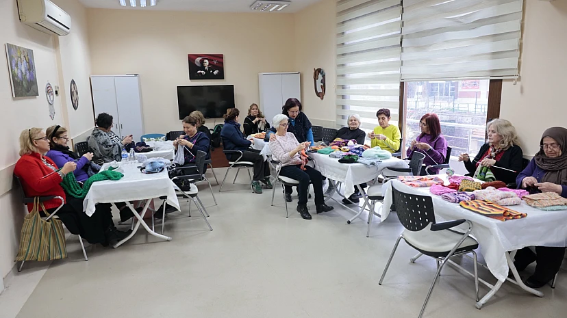 Konak Belediyesi’nden anlamlı dayanışma: Örgü sınıfı çocukların yüreklerini ısıtıyor