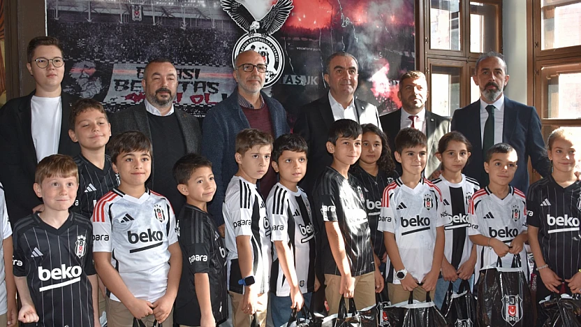 Beşiktaş'tan Anadolu'ya sevgi ve dayanışma: 'Bu Forma Benden Sana Kardeşim' kampanyası Afyonkarahisar'da gerçekleşti