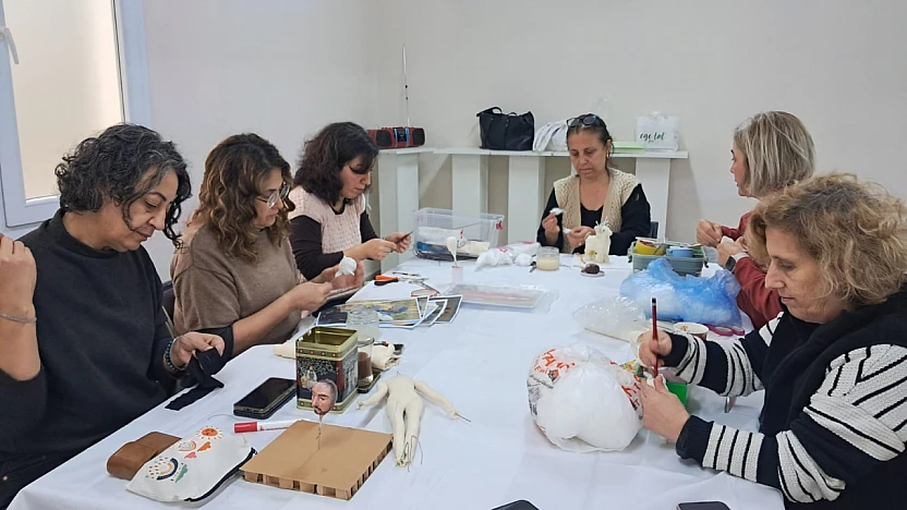 Çiğli'de kadınlar geleneksel 'Kitre Bebek' sanatını geleceğe taşıyor