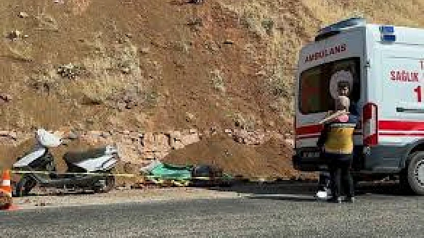 Direksiyon hakimiyetini kaybeden motosiklet sürücüsü ağır yaralandı