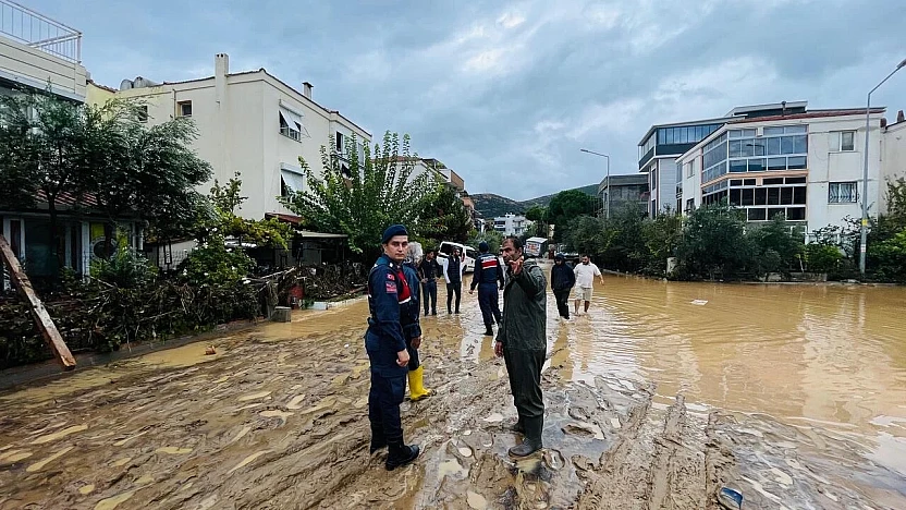 Foça'da 1,5 saatte metre kareye 144 kg yağış düştü