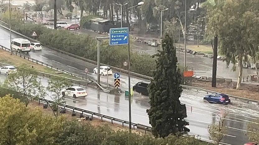 İzmir'de etkili sağanak: Yollar göle döndü