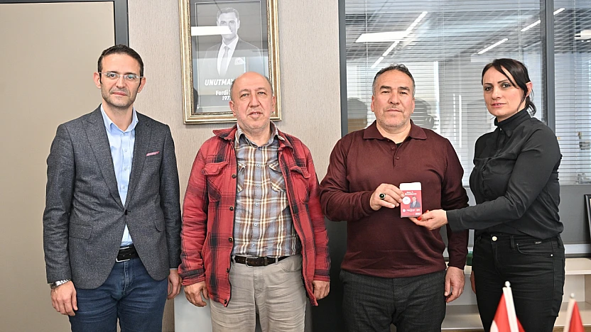 Manisa'da kaybolan Alzheimer hastasına 'Ben Buradayım' takip bilekliği teslim edildi