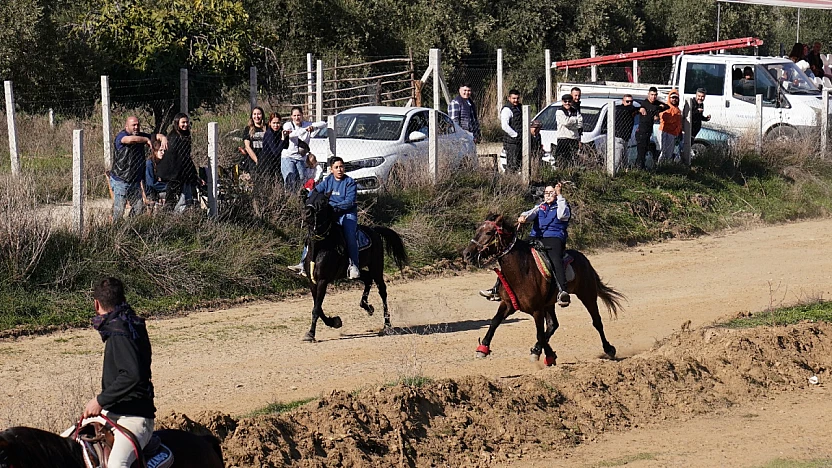 Tire'de geleneksel rahvan at yarışları büyük heyecana sahne oldu