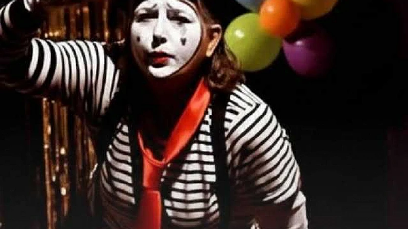 Ürkmez Kadın Tiyatrosu'ndan miniklere kahkaha dolu oyun: 'Gülmeyi Unutan Pando'