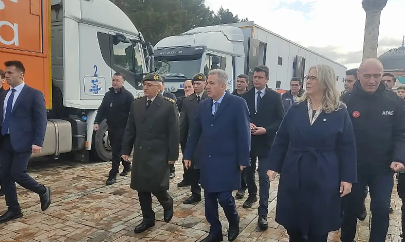 6 Şubat depremlerinin yıl dönümünde İzmir'de anma: AFAD ekiplerine arma takdim edildi