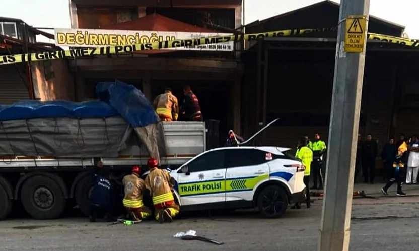 Alaşehir'de polis aracı tıra çarptı: Bir polis şehit oldu, bir polis ağır yaralı