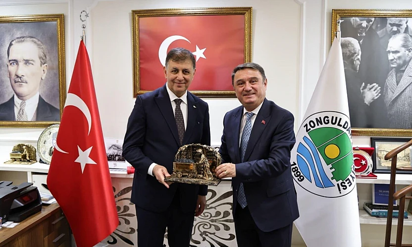 Başkan Cemil Tugay: 'Sağlık alanında yerel yönetimlere daha fazla yetki verilmeli'