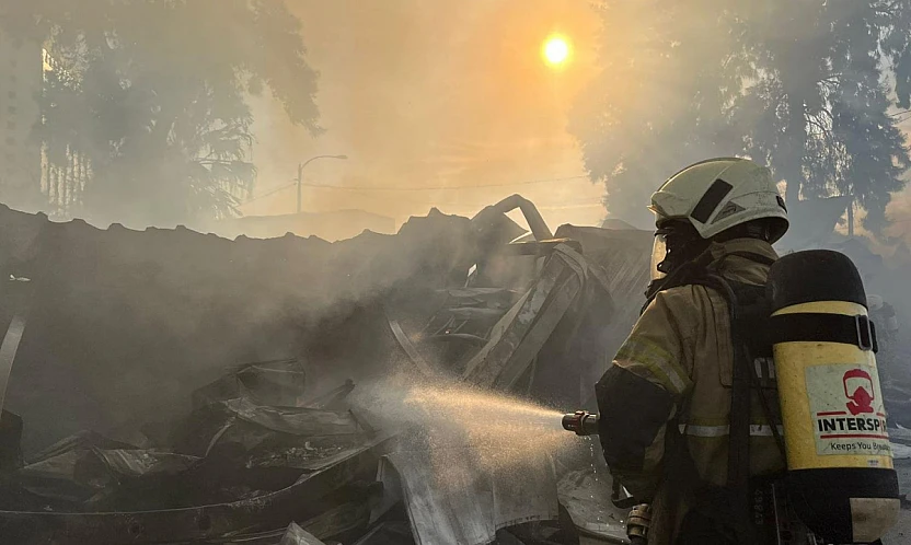 Bayraklı'daki konteyner yangını itfaiyenin hızlı nüdahalesiyle kontrol altına alındı