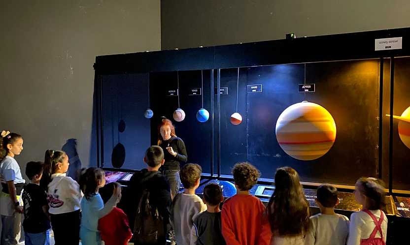 Çiğli'de 650 çocuk hayallerindeki uzayı astronomi kampüsünde çizdi