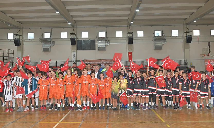 Çiğli'de Cumhuriyet coşkusu futsal sahasında zirveye taşındı