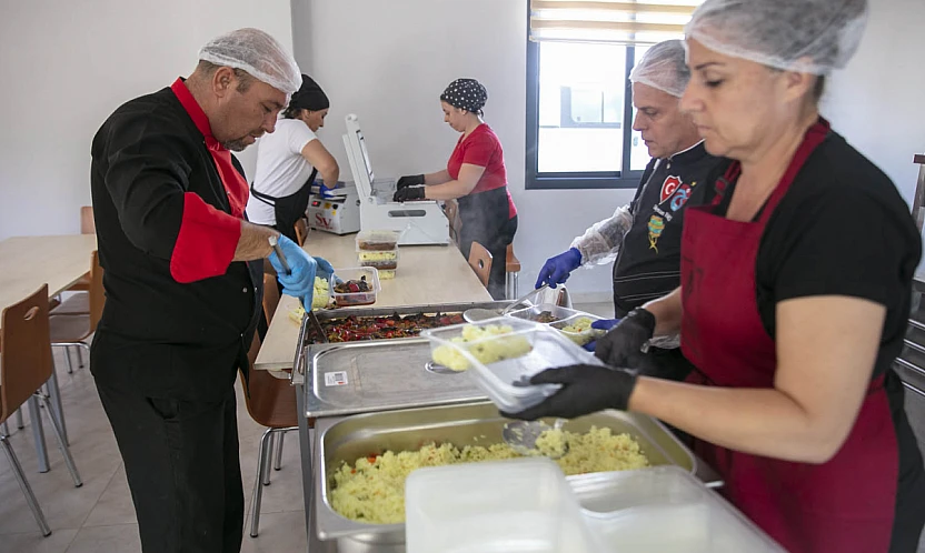 İhtiyaç sahiplerine günlük sıcak yemek hizmeti devam ediyor