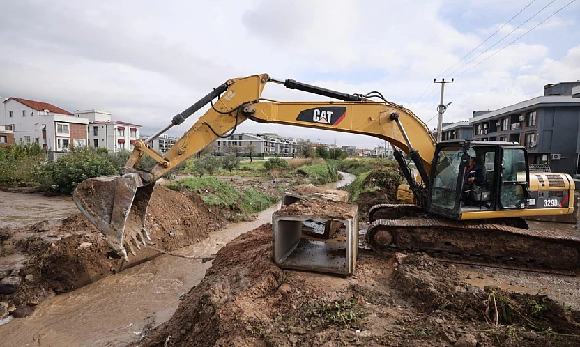 İzmir Büyükşehir Belediyesi ekipleri Bergama'da aşırı yağışlarla mücadele ediyor