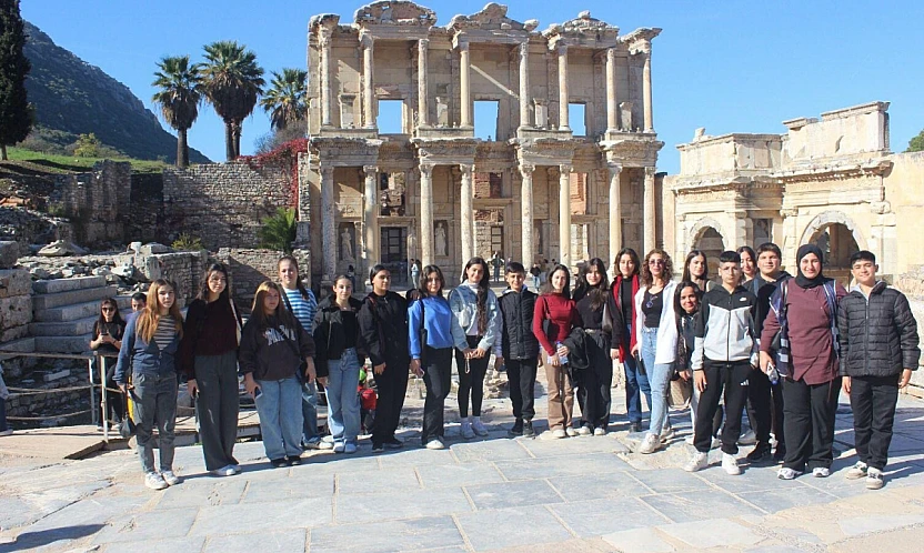 İzmir Büyükşehir Belediyesi'nden öğrencilere tarih ve müzik molası