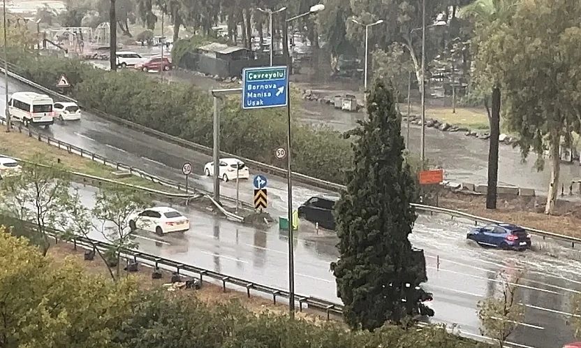 İzmir'de etkili sağanak: Yollar göle döndü