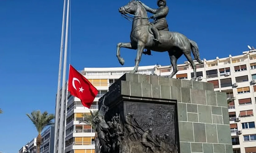 İzmir'de şehitler için bayraklar yarıya indirildi