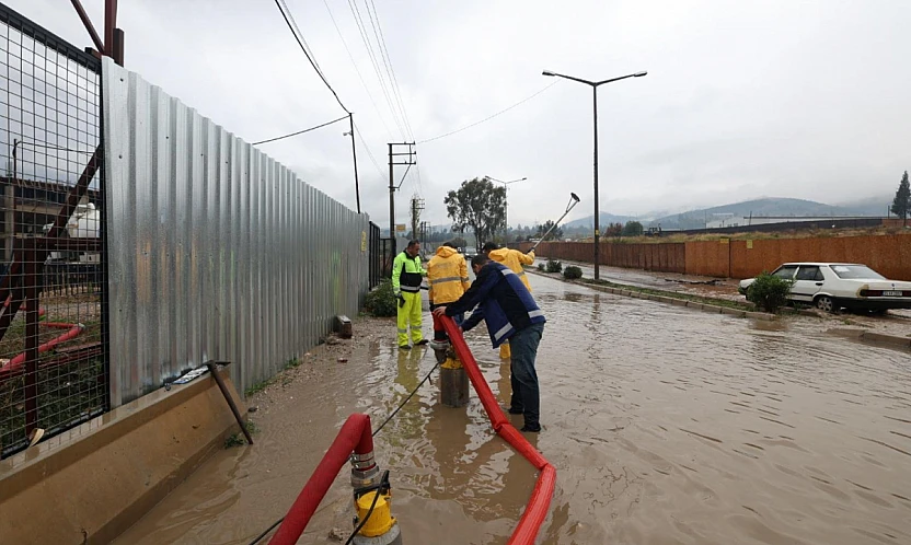 Karaburun, Çeşme ve Foça'da yağış etkili oldu: İzmir Büyükşehir Belediyesi ekipleri seferber