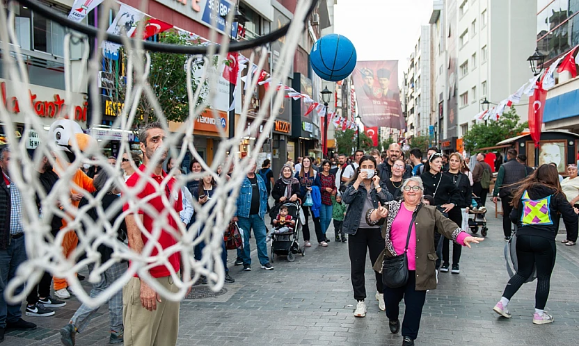 Karşıyaka çarşısında renkli anlar: Hergele meydanına basketbol potası kuruldu