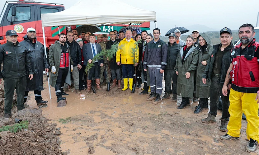 Menemen'de fidanlar yeşil vatan için toprakla buluştu