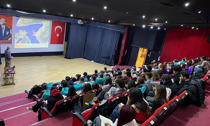 Mimarlık bölümü öğrencilerinden Ayvalık'ta kapsamlı kentsel sit alanı incelemesi