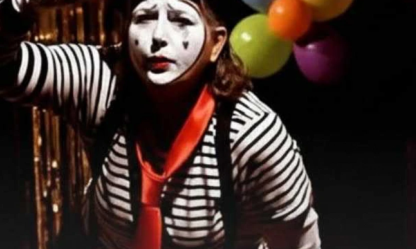 Ürkmez Kadın Tiyatrosu'ndan miniklere kahkaha dolu oyun: 'Gülmeyi Unutan Pando'